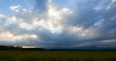 Zaman çizelgesi tarlanın üzerinden ve akşamları dağların üzerinden geçiyor, Tayland