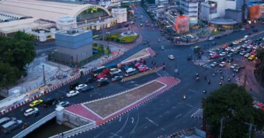 Tayland 'daki Bangkok tren istasyonu yakınlarındaki bulut ve trafiğin gecesinden güne