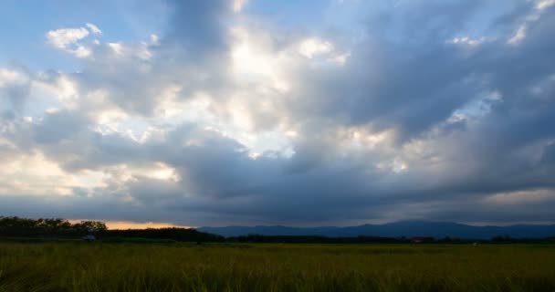 时间过去了 黄昏时分 云朵掠过田野和高山 — 图库视频影像