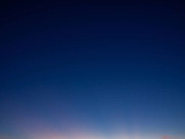 Akşamları bulutsuz mavi gökyüzü 