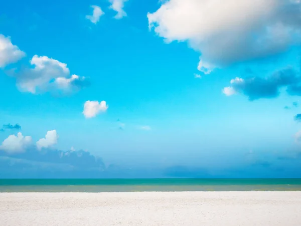 Praia Areia Branca Com Céu Azul Brilhante Nuvem Sobre Mar — Fotografia de Stock