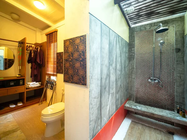 Luxus Fürdőszoba Fürdőszobával Meleg Fényben — Stock Fotó