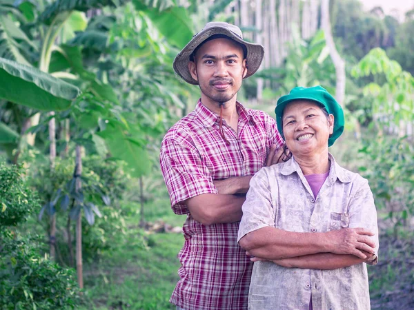 Aziatische Landbouwer Moeder Zoon Hun Tuin Thailand — Stockfoto