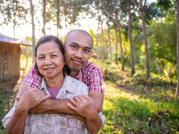 Asiatique Agriculteur Fils Câlin Mère Dans Plantation Caoutchouc Thaïlande — Photo