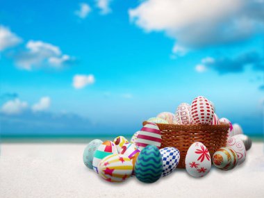 Beyaz kumdaki sepetteki renkli paskalya yumurtaları seti deniz manzaralı ve bulutlu mavi gökyüzü. 3d illüstrasyon.