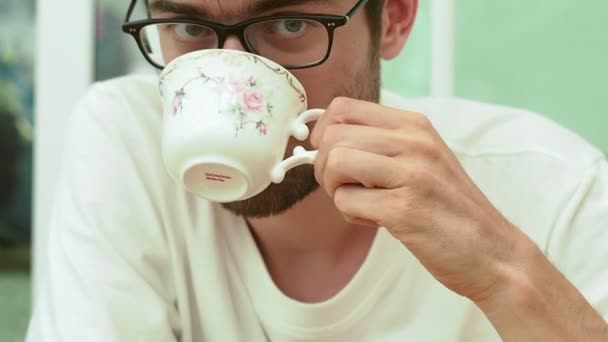 Retrato Close Homem Branco Usando Óculos Beber Chá Quente — Vídeo de Stock