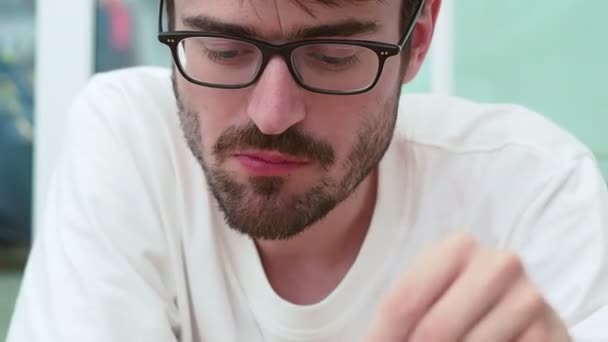 眼鏡をかけた白い男が熱いお茶を飲む姿のクローズアップポートレート — ストック動画