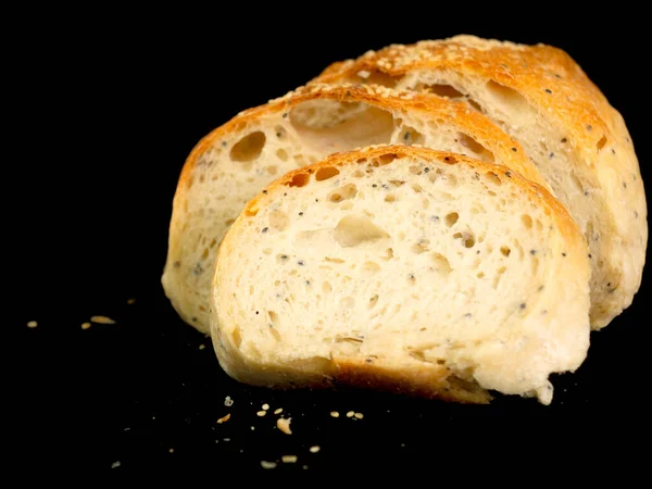 Close Gesneden Ciabatta Brood Zwarte Achtergrond Met Lege Ruimte — Stockfoto