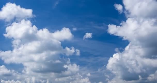 Nube Pasajera Con Cielo Azul Vivo Por Tarde — Vídeos de Stock