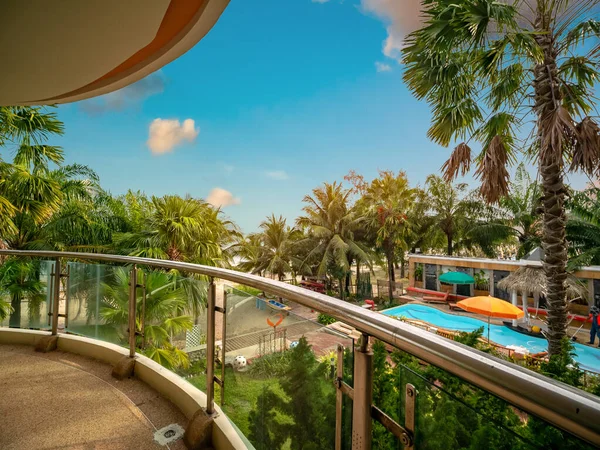 Balkon Mit Blick Auf Baum Sandstrand Mit Pool Und Blauem — Stockfoto