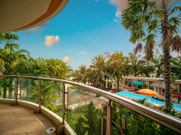 Balcón Con Vista Árbol Largo Playa Arena Con Piscina Cielo —  Fotos de Stock