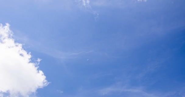 Timelapse Nube Que Pasa Con Cielo Azul Vivo Tarde — Vídeos de Stock