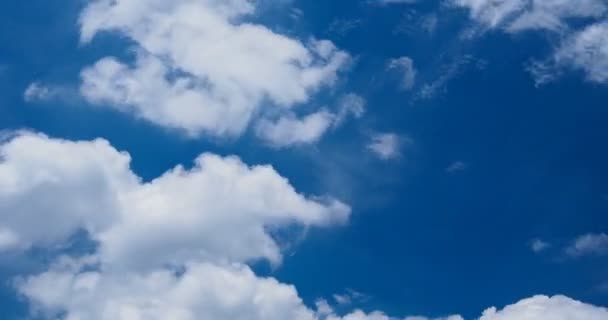 Проходящая Облачность Ярким Голубым Небом Второй Половине Дня — стоковое видео