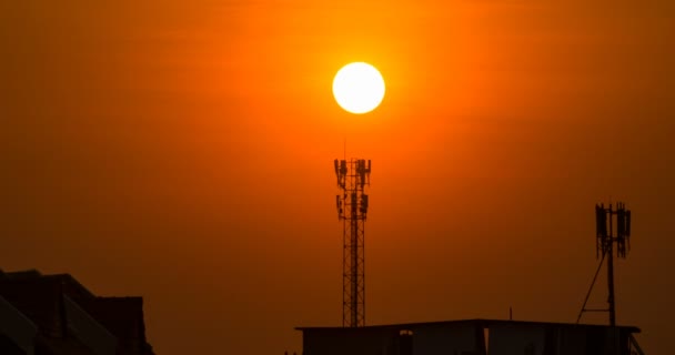 Timelapse Och Passerar Moln Med Solnedgång Orange Himmel Bakom Telekommunikationstorn — Stockvideo