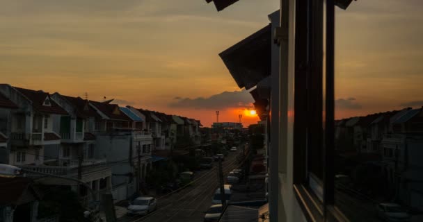 Timelapse y nube de paso con puesta de sol en el cielo naranja . — Vídeo de stock