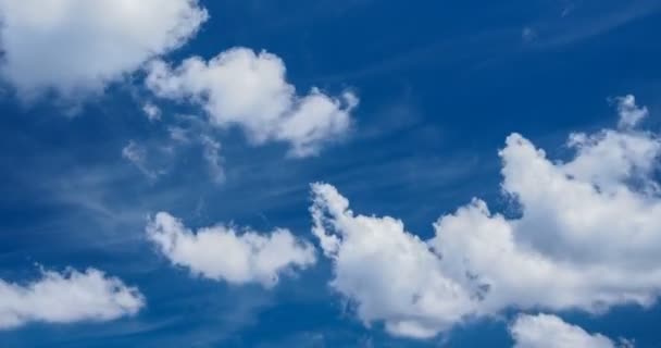 Timelapse Nube Passaggio Con Cielo Azzurro Vivo Nel Pomeriggio — Video Stock