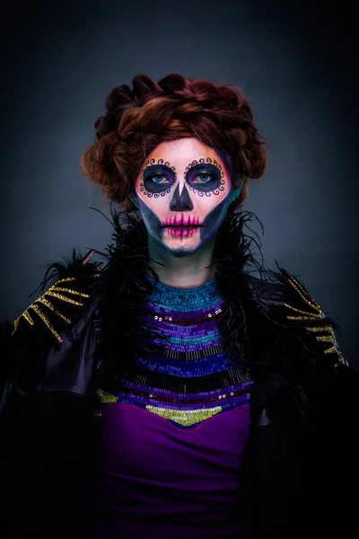 暗い背景に砂糖の頭蓋骨のメイクを持つ女性のクローズアップ肖像画 ハロウィンのコンセプト — ストック写真
