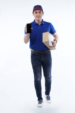 Teslimat paketleri ile mavi üniformalı genç adam