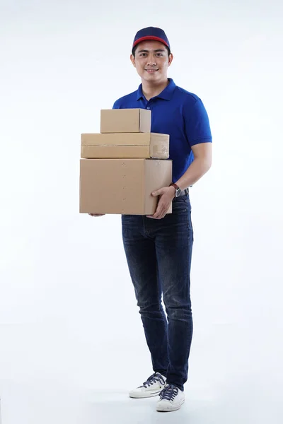 Entrega de hombre joven en uniforme azul con paquetes — Foto de Stock