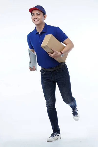 Jovem entrega em uniforme azul com pacotes — Fotografia de Stock