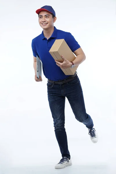 Jeune homme livraison en uniforme bleu avec paquets — Photo