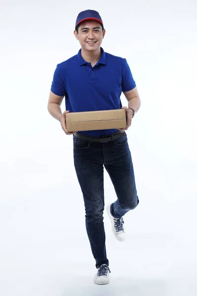 Jovem entrega em uniforme azul com pacotes — Fotografia de Stock