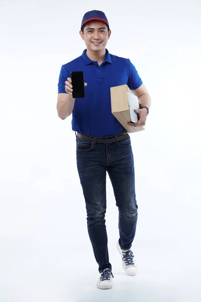Consegna giovane uomo in uniforme blu con pacchi — Foto Stock