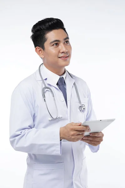 Азиатский врач-мужчина — стоковое фото