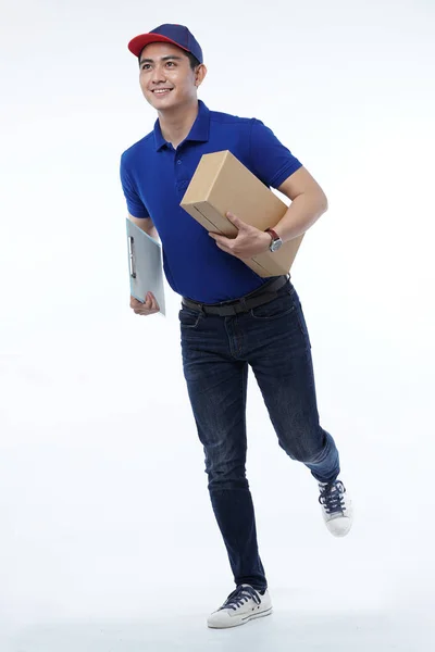 A fiatalember szállítás csomagok egyenruha — Stock Fotó