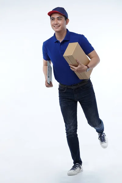 Entrega de hombre joven en uniforme azul con paquetes — Foto de Stock