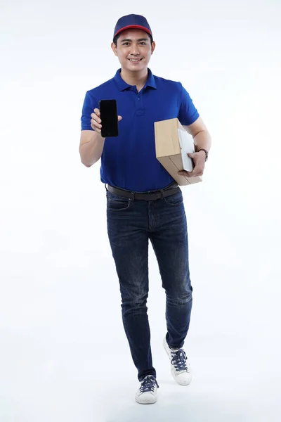 Entrega de hombre joven en uniforme azul con paquetes — Foto de Stock