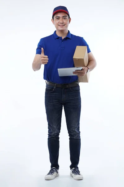 Entrega de hombre joven en uniforme azul con paquetes — Foto de Stock