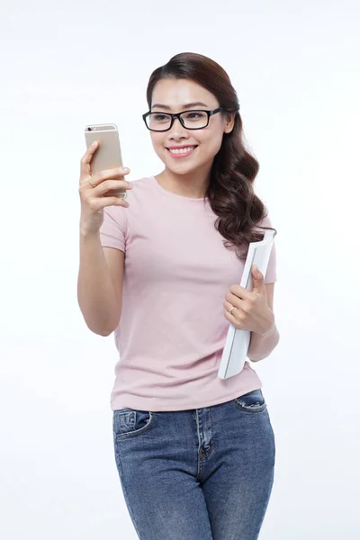 Jeune étudiant asiatique heureux avec des livres et isolé sur blanc — Photo