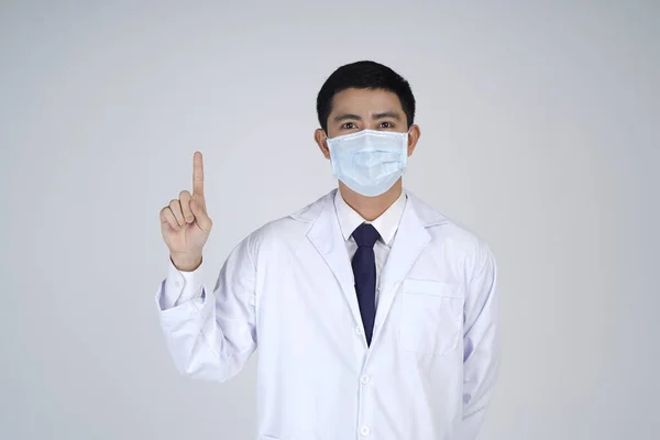 亚洲医生 戴流感口罩 抵御日冕病毒大流行 或在冬季预防流感或感冒 — 图库照片