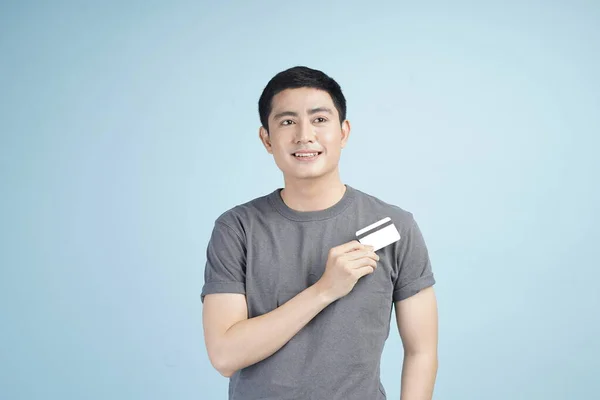 Jeune Homme Asiatique Avec Carte Crédit Faisant Transaction Ligne Acheter — Photo