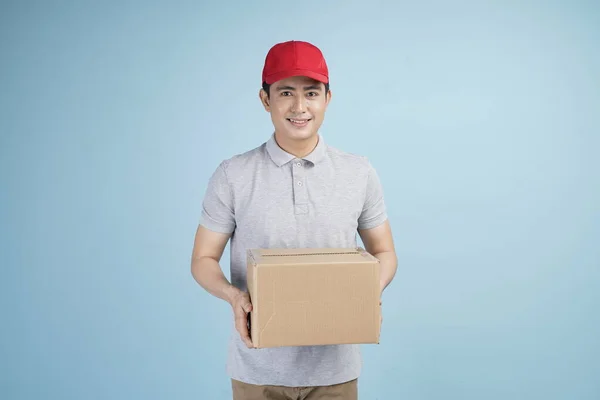 Remitente Joven Asiático Hombre Sosteniendo Caja Cartón Sonriendo Cámara Hombre —  Fotos de Stock
