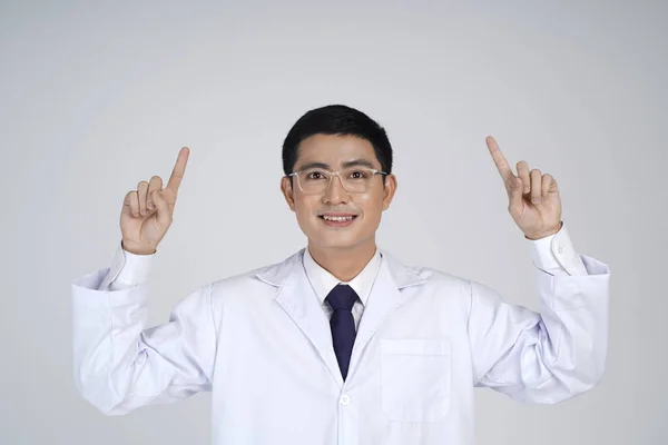 Vorderseite Attraktive Junge Männliche Südostasiatische Arzt Steht Isoliert Auf Weißem — Stockfoto