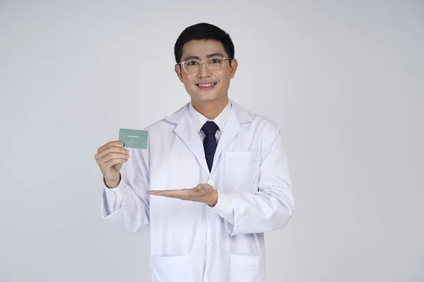 Widok Przodu Atrakcyjne Młody Mężczyzna Azji Południowo Wschodniej Lekarza Stojący — Zdjęcie stockowe