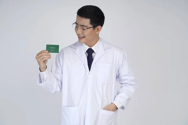 Framifrån Attraktiv Ung Manlig Sydostasiatiska Läkare Står Isolerat Vit Bakgrund — Stockfoto