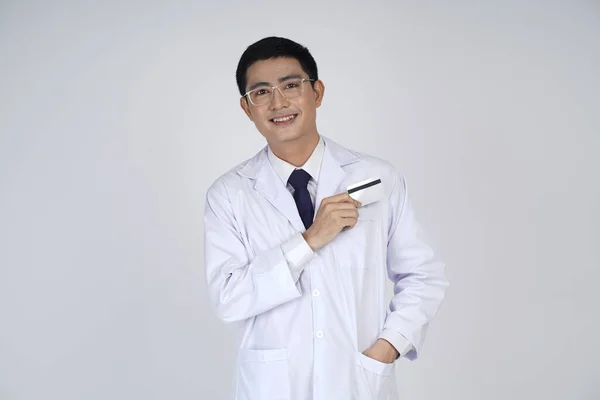 Vorderseite Attraktive Junge Männliche Südostasiatische Arzt Steht Isoliert Auf Weißem — Stockfoto