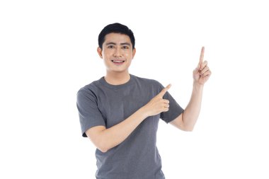 Asyalı adamın gülüşü ve mutlu yüzü boş bir içerik sunumunu işaret ediyor. Reklam modeli konsepti.