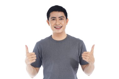 Asyalı adamın gülüşü ve mutlu yüzü boş bir içerik sunumunu işaret ediyor. Reklam modeli konsepti.