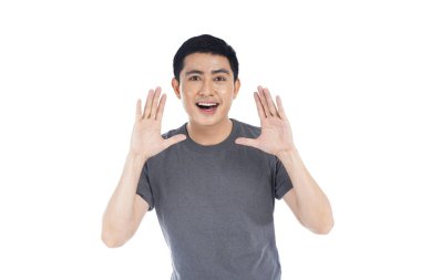 Asyalı adamın gülüşü ve mutlu yüzü boş bir içerik sunumunu işaret ediyor. Reklam modeli konsepti.