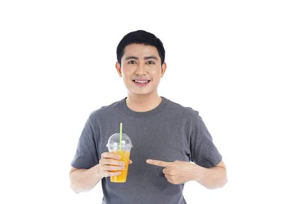 笑容满面的亚洲人把橙汁塑料杯放在空旷的空间里 广告模式概念 — 图库照片