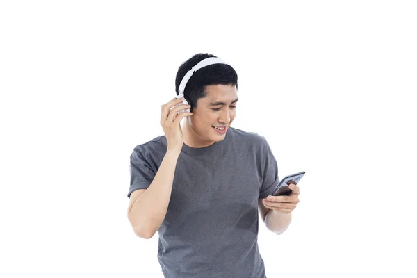 Asiatique Jeune Homme Écouter Musique Chanter Sur Son Téléphone — Photo