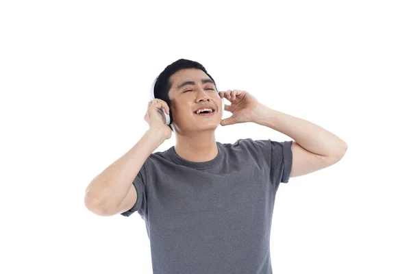 Азиатский Молодой Человек Слушает Музыку Поет Телефоне — стоковое фото