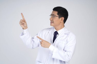 Arka plan beyaz erkek Güneydoğu Asya tıp doktoru ayakta izole Önden Görünüm çekici genç.