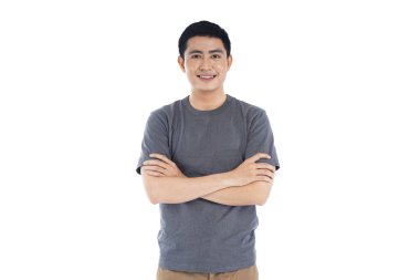 Asyalı adamın gülüşü ve mutlu yüzü boş bir içerik sunumunu işaret ediyor. Reklam modeli konsepti.