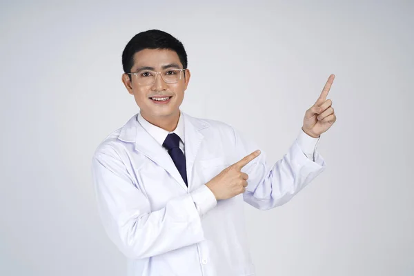 Vista Frontal Atractivo Joven Varón Sudeste Asiático Médico Pie Aislado —  Fotos de Stock