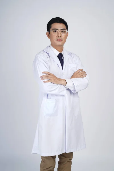Μπροστινή Άποψη Ελκυστικό Νεαρό Αρσενικό Νοτιοανατολικής Ασίας Ιατρός Στέκεται Απομονωθεί — Φωτογραφία Αρχείου